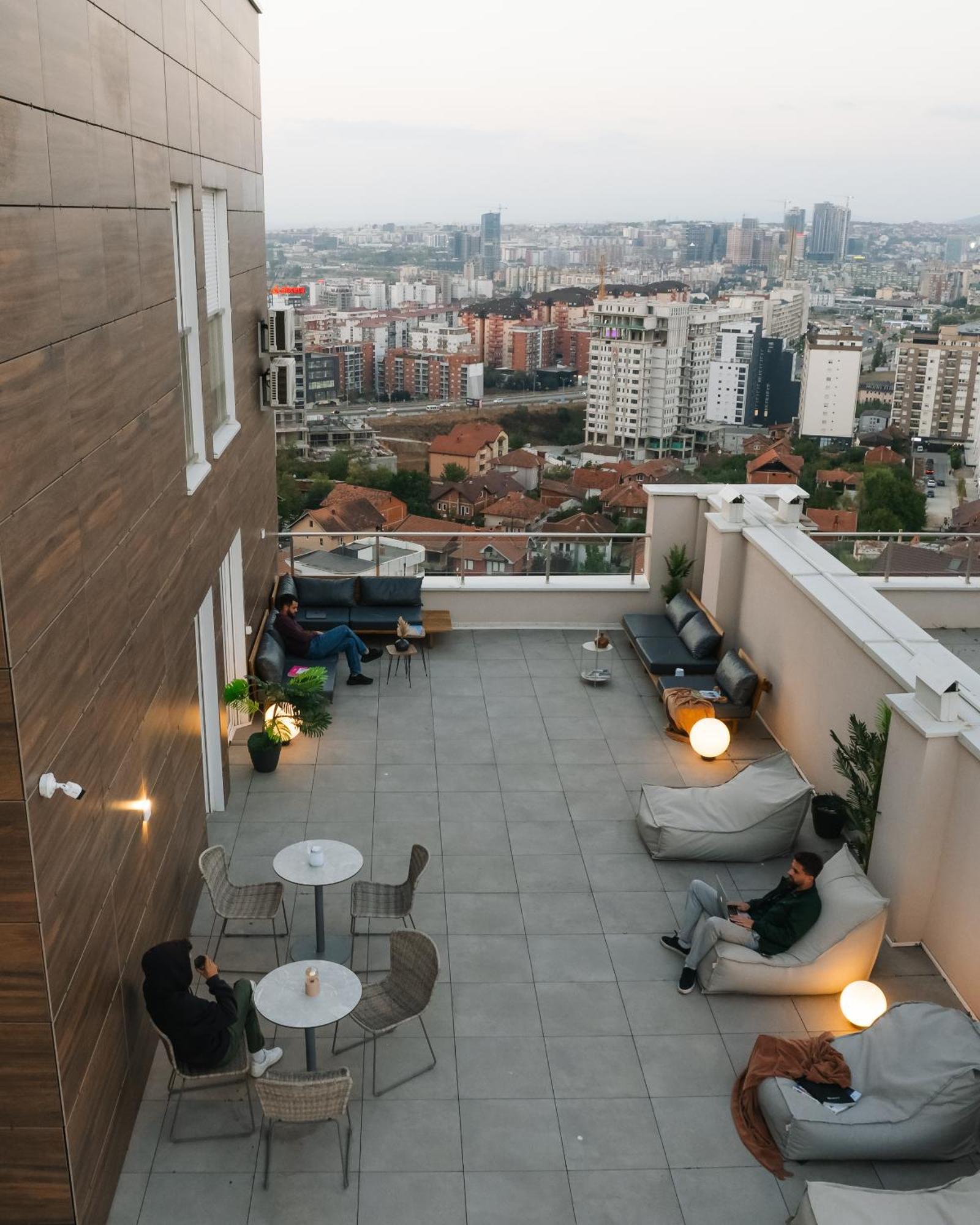 Etern Apart Hotel Pristina Esterno foto